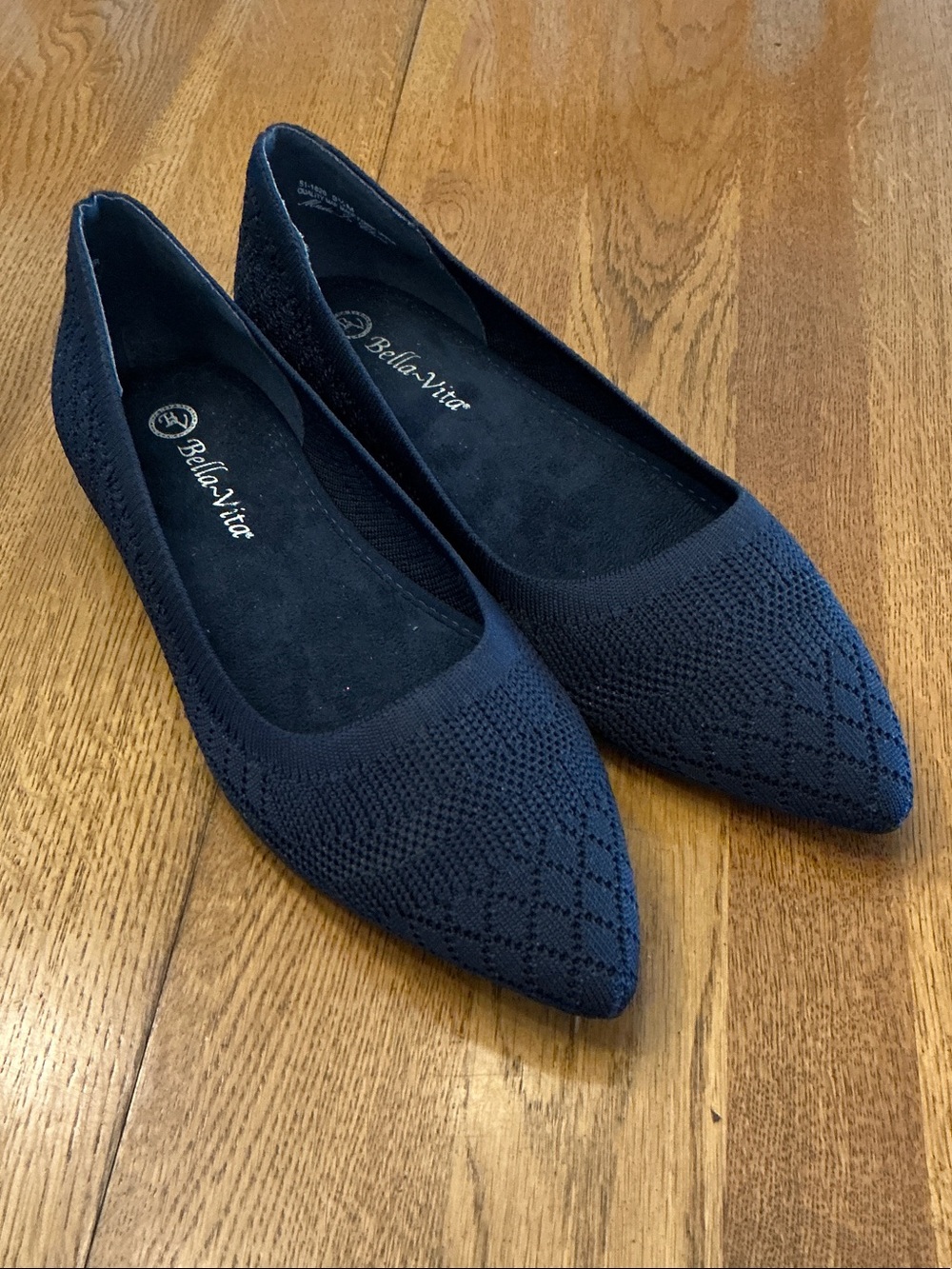 Woman’s Bella-Vita dark navy knit pointed toe knit flats. Size 9.5. Like new!